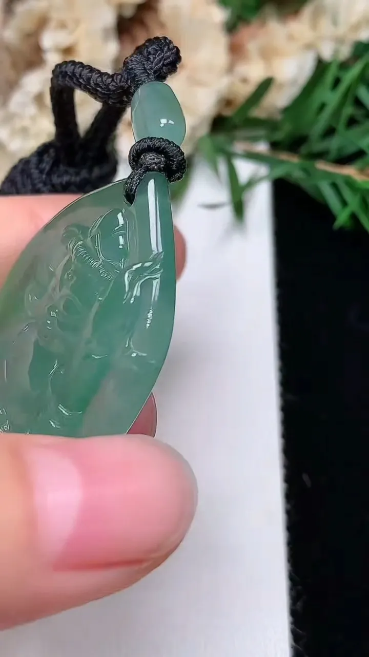 天然A货翡翠文殊菩萨吊坠，尺寸43.8-27.3-5.6，重量:17.21g
12月24日