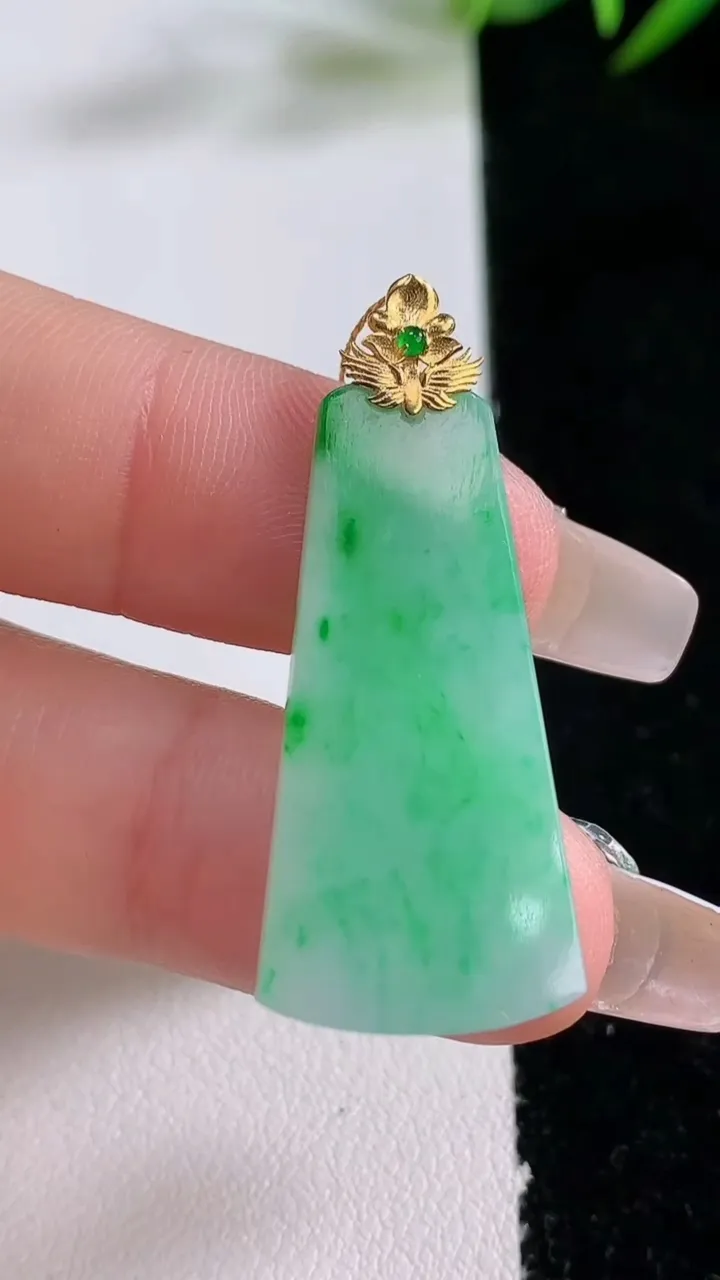 天然A货翡翠无事牌吊坠，尺寸35-15-2.6，重量:3.83g
12月24日
