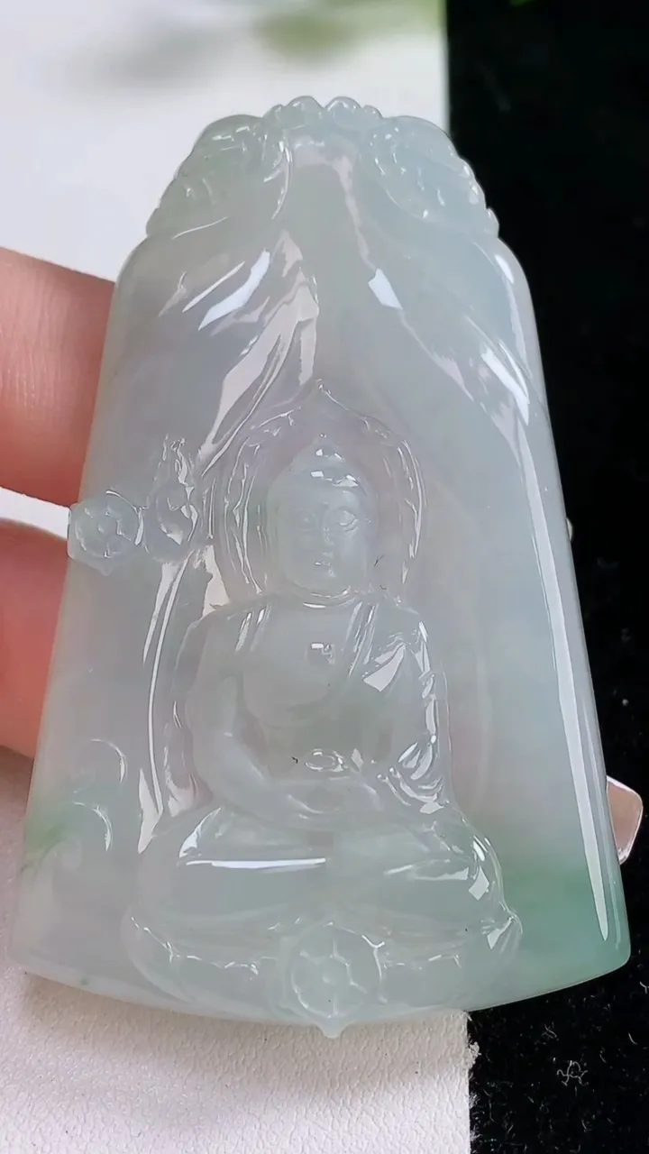 天然A货翡翠大日如来吊坠，尺寸66-43-6.5，重:34.30g
12月24日