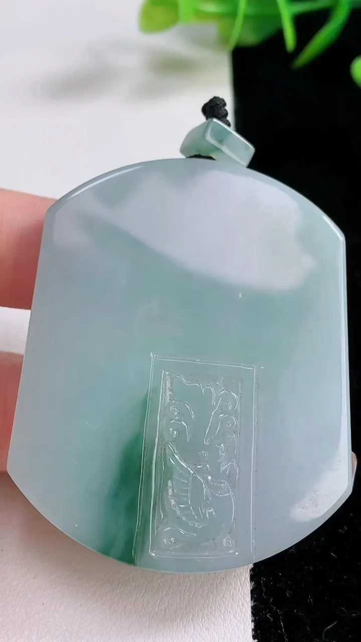 天然A货翡翠飘花无事牌吊坠，尺寸54.2-43.6-6，重量:42.48g
12月24日