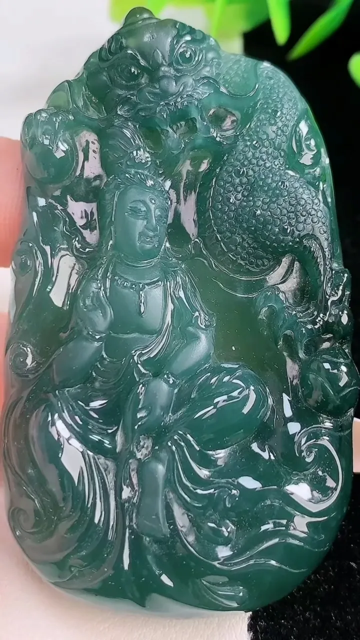 天然A货翡翠蓝水祥龙观音菩萨吊坠，尺寸72-41-10，重:58.02g
12月24日