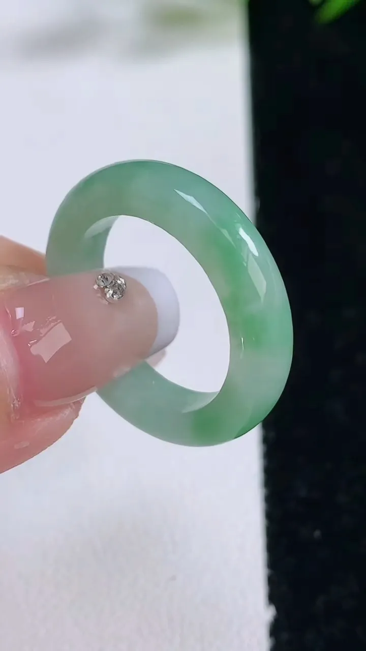 天然A货翡翠指环戒指，尺寸18.2-4.8-3.6，重量:4.36g2025年12月24日
工厂直销收藏佳品,种好水足，色泽均匀，有种有色，上手高大气！