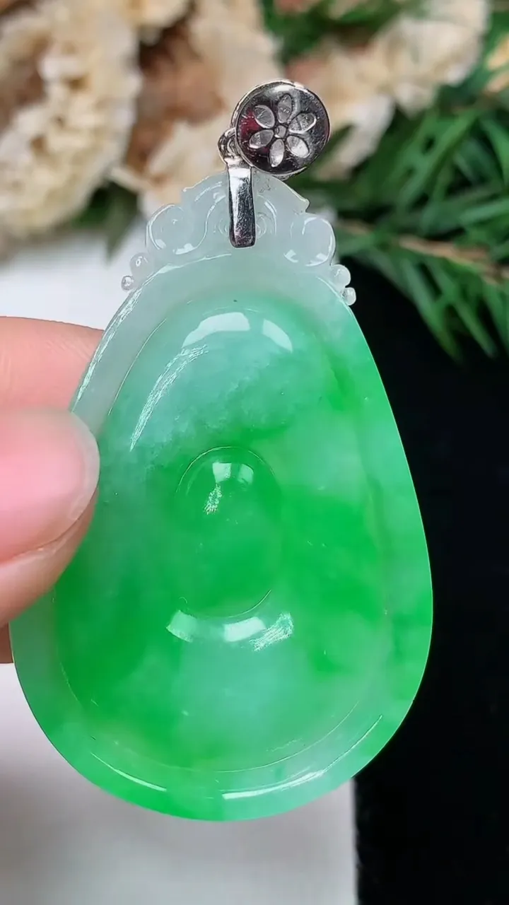 天然A货翡翠福贝吊坠，尺寸43.8-28.7-5.5，重量:12.18g
12月24日