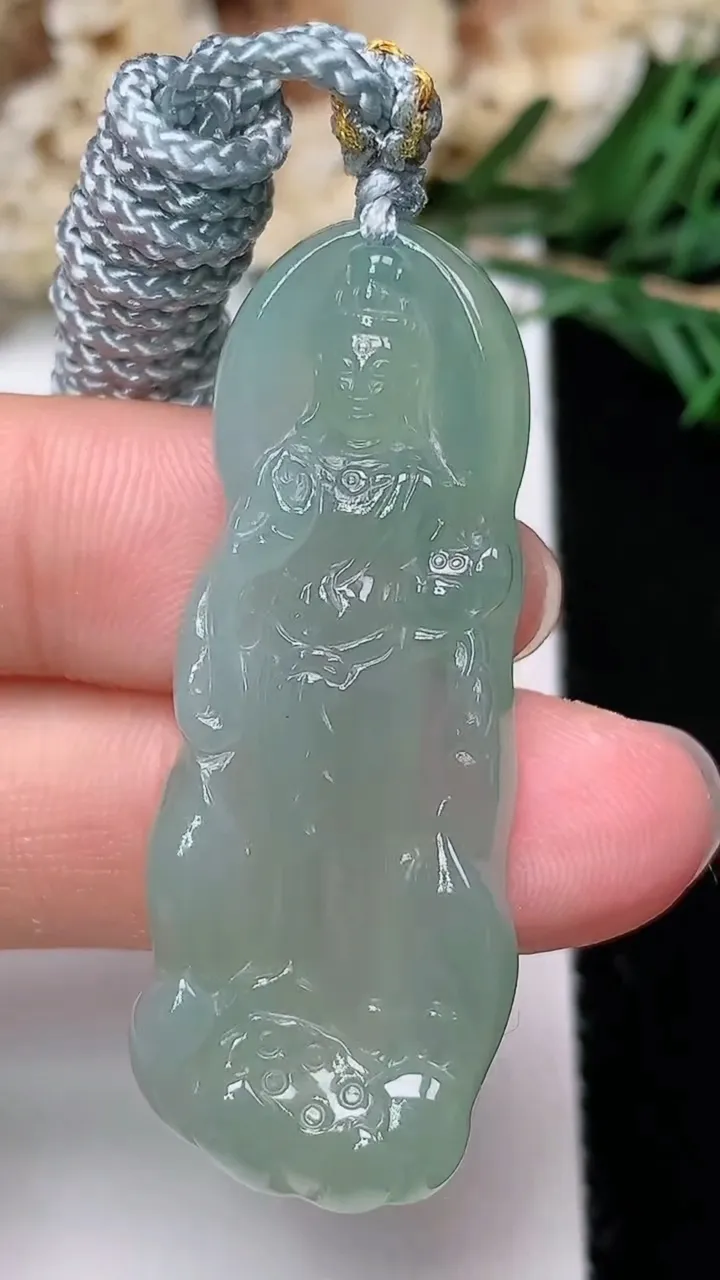 天然A货翡翠观音菩萨吊坠，尺寸43.2-16.3-6.5，重量:11.40g
12月24日