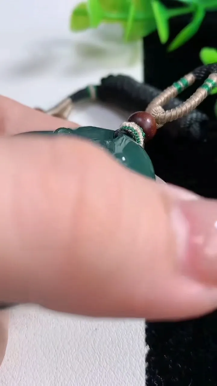 天然A货翡翠千手观音吊坠，尺寸50.5-6.6，重:33.26g
12月24日