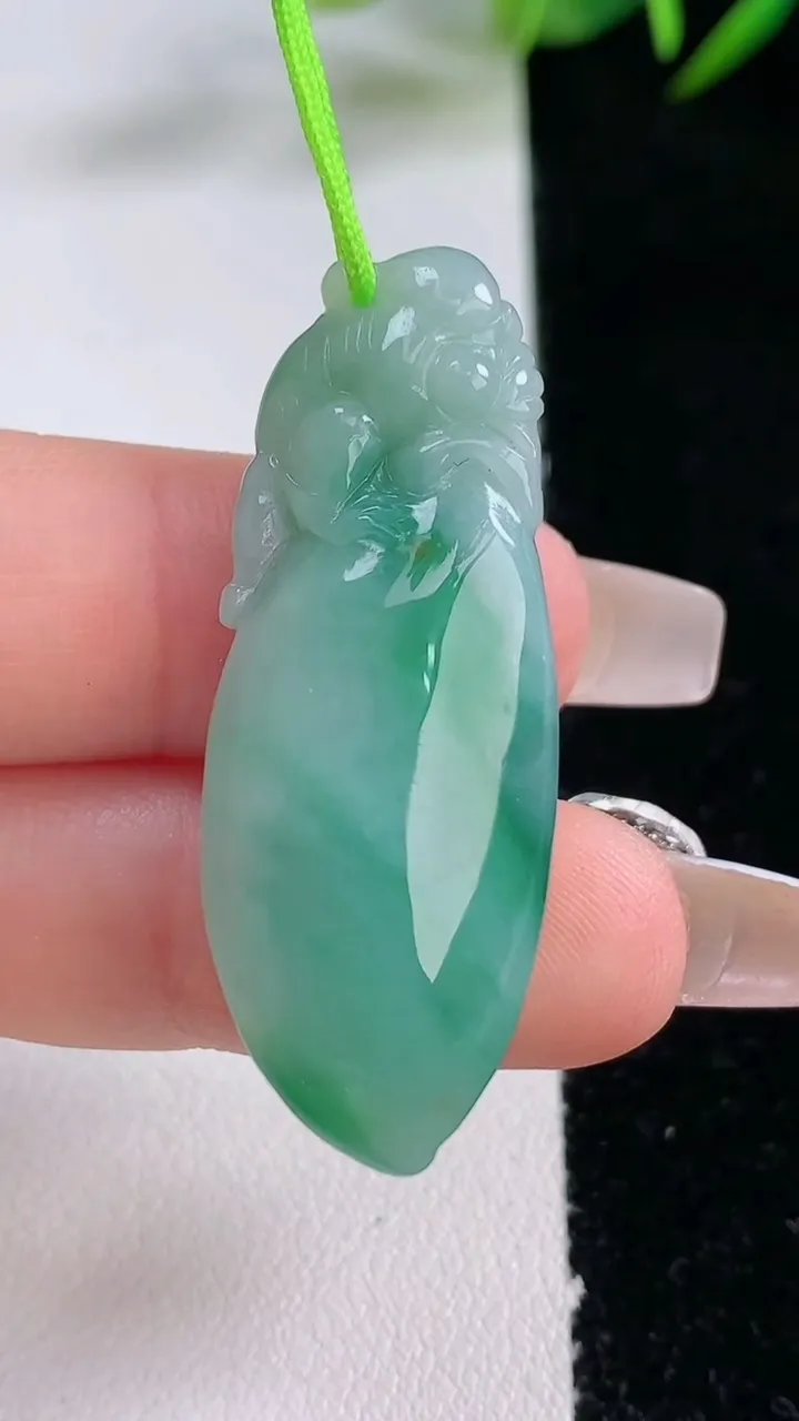 天然A货翡翠福瓜吊坠，尺寸41.5-15.7-9，重量:9.55g
12月24日