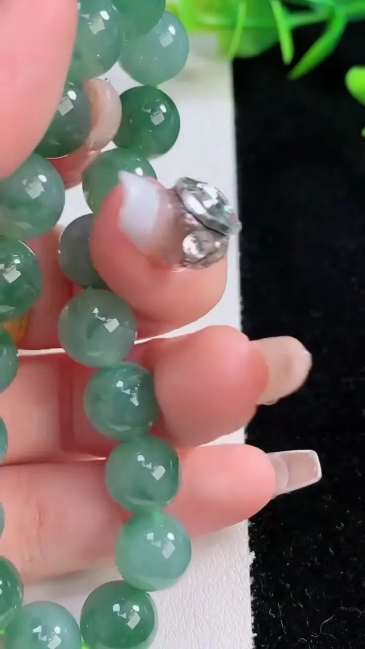 天然A货翡翠圆珠手串，尺寸10-19颗，重量:32.26g12月24日
工厂直销收藏佳品,种好水足，色泽均匀，有种有色，上手高大气！