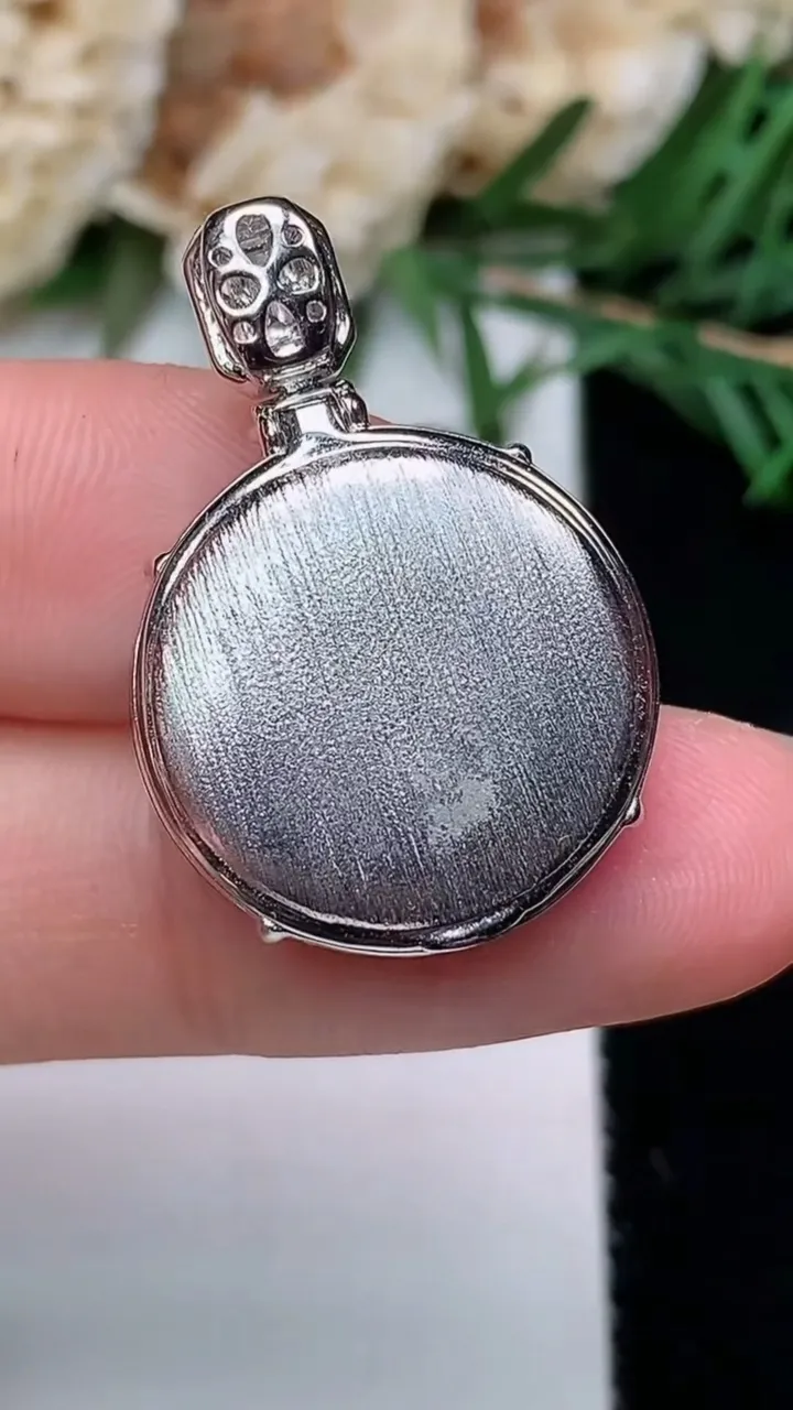 天然A货翡翠平安扣吊坠，尺寸18.6-7.5，重量:6.97g
12月24日