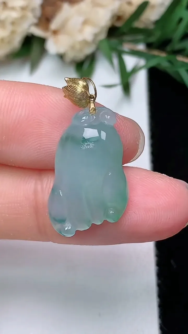 天然A货翡翠飘花佛手瓜吊坠，尺寸21-11-6，重量:2.55g
12月24日