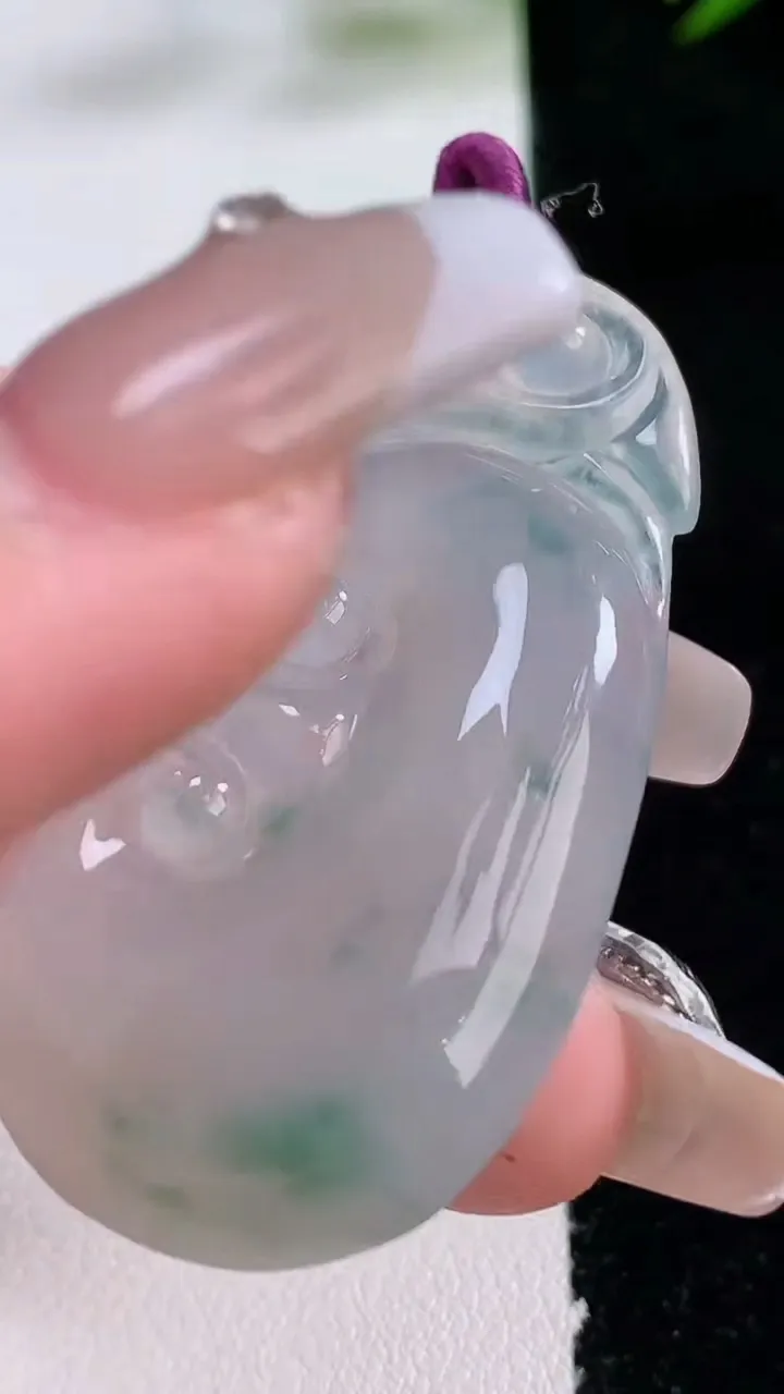 天然A货翡翠冰种飘花如意吊坠，尺寸47.2-25.2-6，重量:11.95g
12月24日