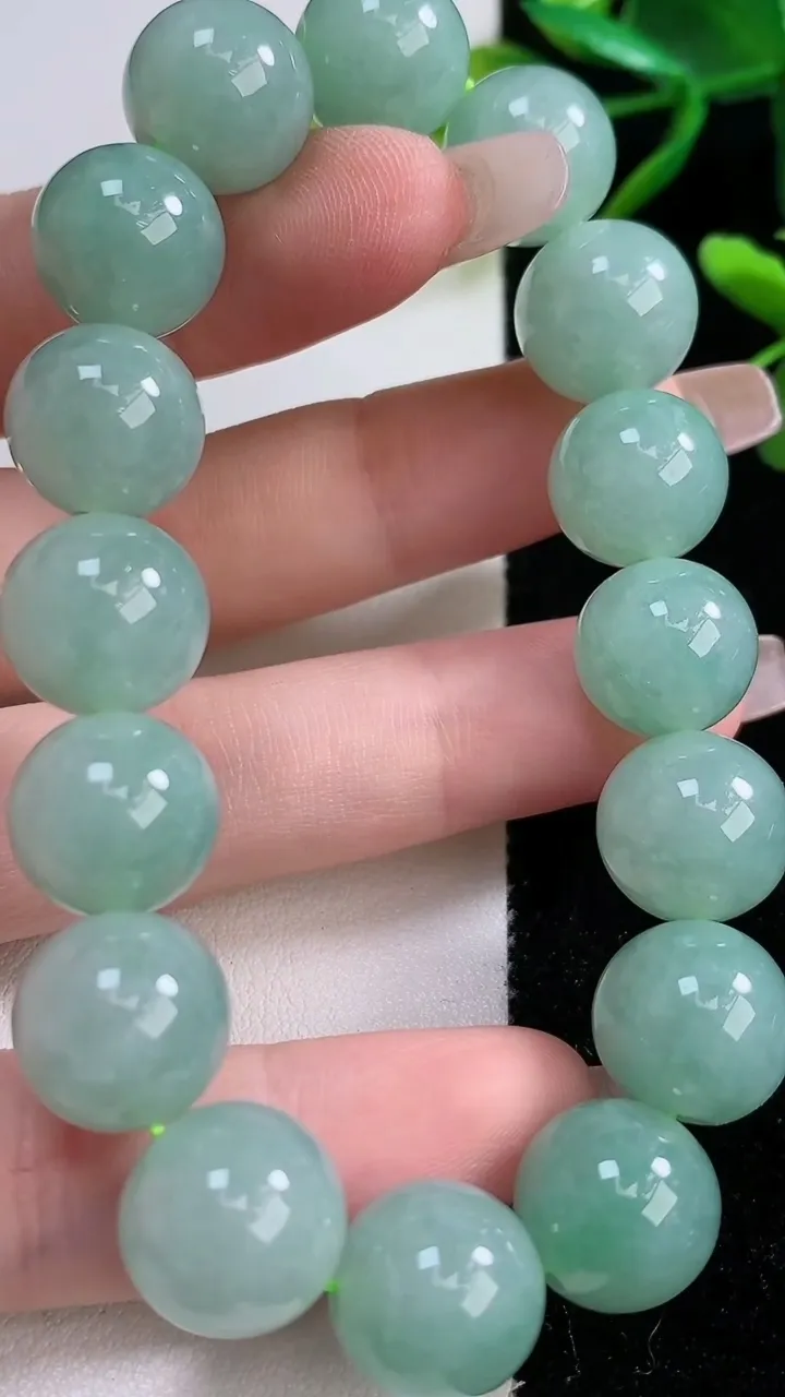 天然A货翡翠圆珠手串，尺寸12.3，重:53.31g12月24日
工厂直销收藏佳品,种好水足，色泽均匀，有种有色，上手高大气！