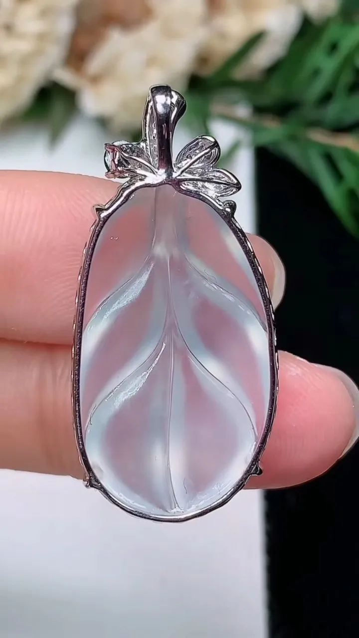 天然A货翡翠白冰金枝玉叶 叶子吊坠，尺寸25.7-15.5-6.6，重量:3.79g
12月24日