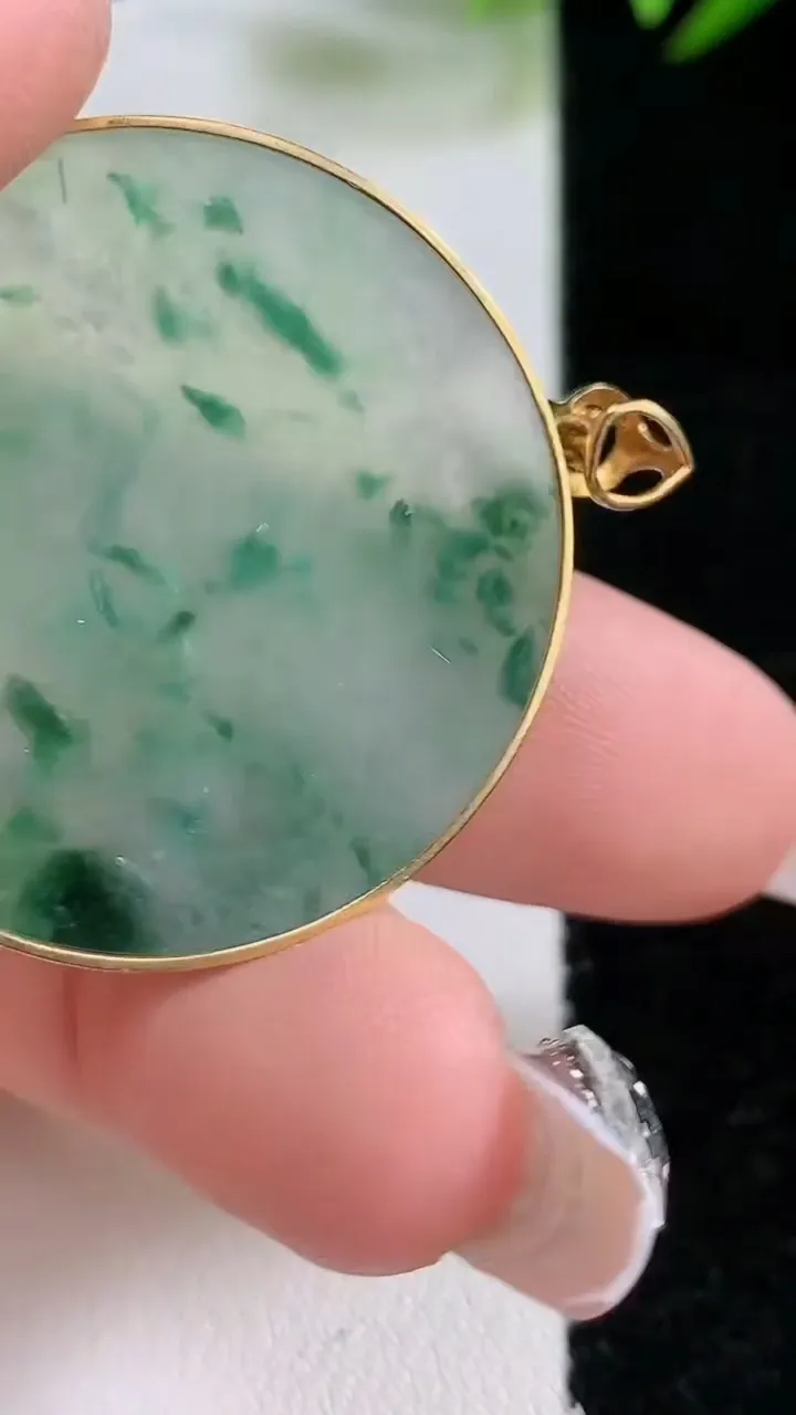 天然A货翡翠种飘花无事牌吊坠，尺寸34-2.7，重:8.84g
12月24日