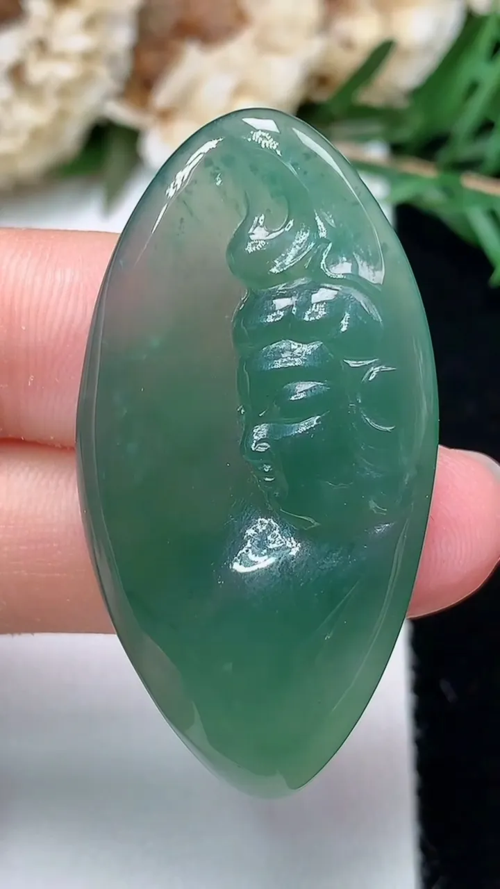 天然A货翡翠蓝水观音头吊坠，尺寸41.2-21-5.5，重量:8.81g
12月24日