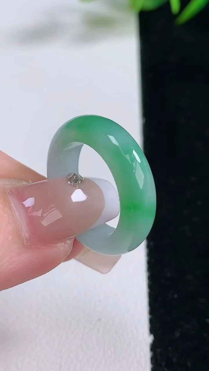 天然A货翡翠指环戒指，尺寸16.8-5.5-3.5，重量:4.18g2025年12月24日
工厂直销收藏佳品,种好水足，色泽均匀，有种有色，上手高大气！