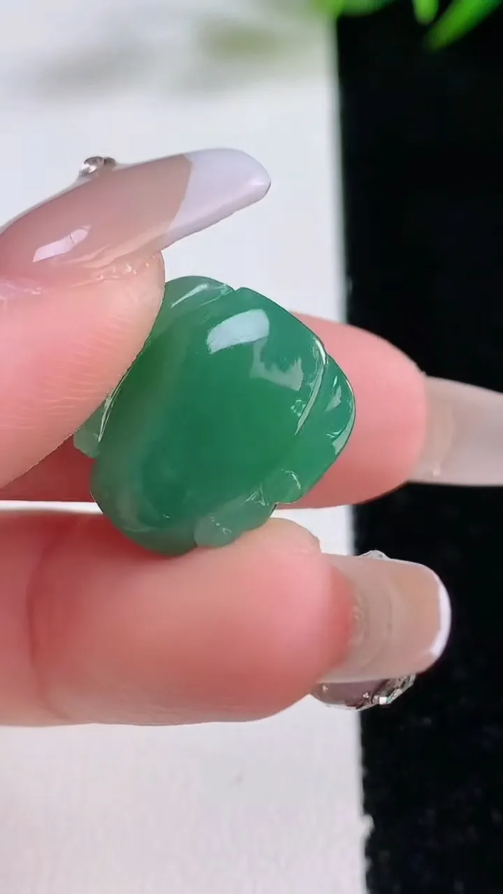 天然A货翡翠貔貅吊坠，尺寸17-16.2-8.6，重量:4.14g
12月24日