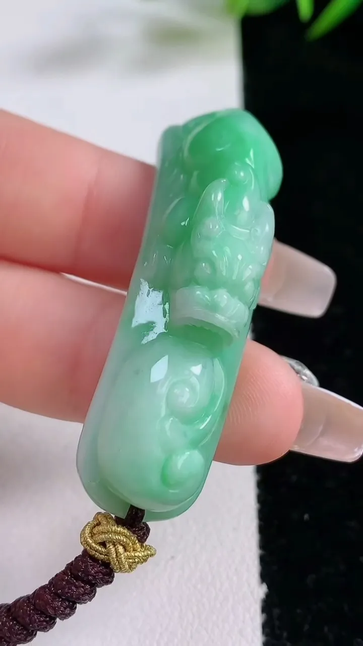 天然A货翡翠貔貅手牌，尺寸49.3-13.2-11.7，重量:17.85g
12月24日