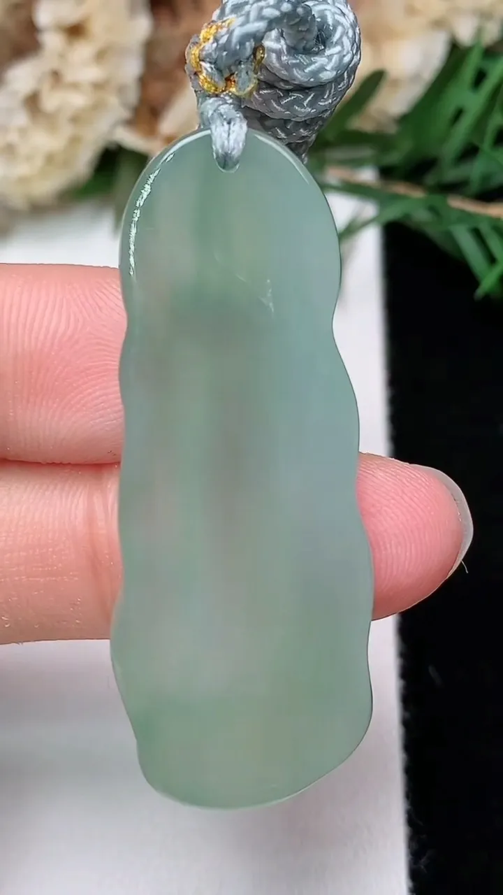 天然A货翡翠观音菩萨吊坠，尺寸43.2-16.3-6.5，重量:11.40g
12月24日