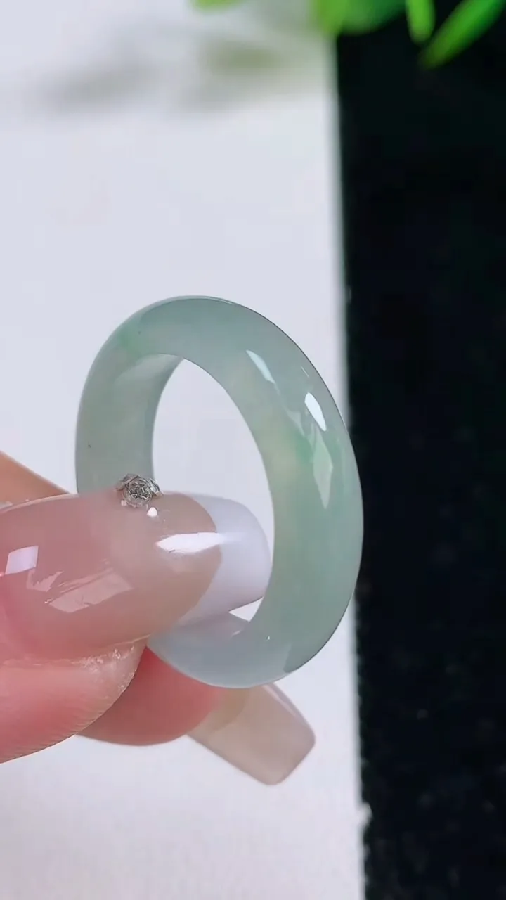 天然A货翡翠指环戒指，尺寸18.4-5.2-3，重量:3.65g2025年12月24日
工厂直销收藏佳品,种好水足，色泽均匀，有种有色，上手高大气！