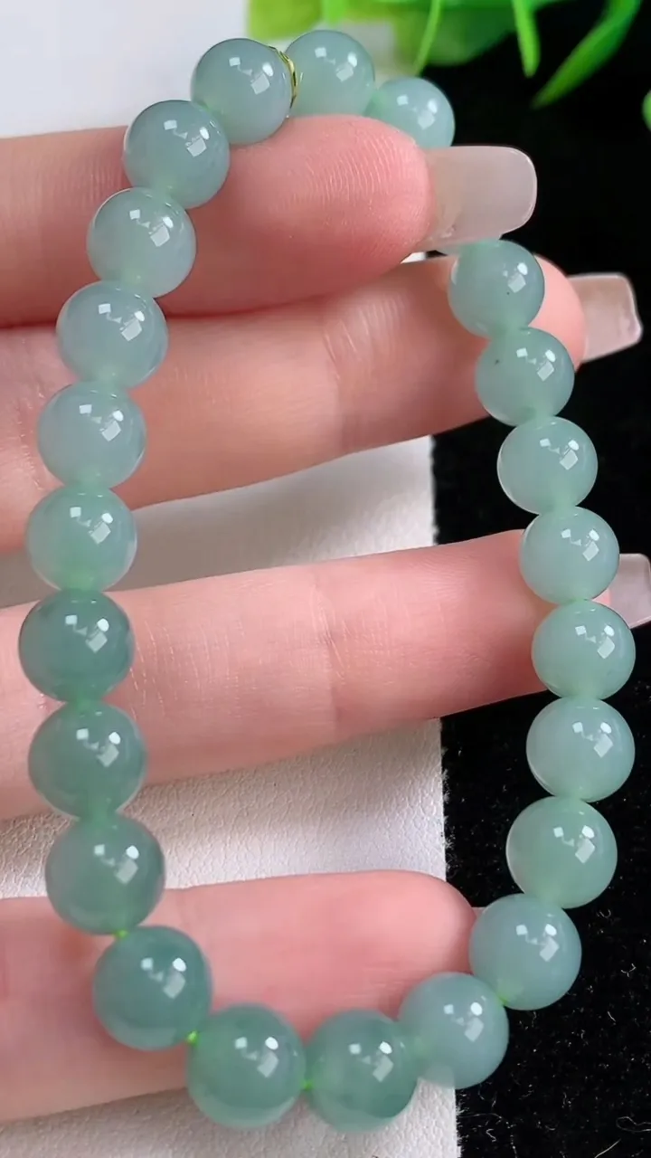 天然A货翡翠圆珠手串，尺寸7.7-24颗，重量:19.34g12月24日
工厂直销收藏佳品,种好水足，色泽均匀，有种有色，上手高大气！