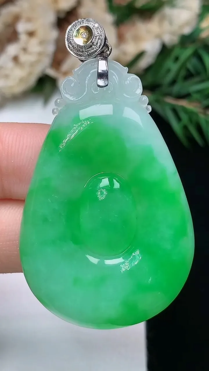 天然A货翡翠福贝吊坠，尺寸43.8-28.7-5.5，重量:12.18g
12月24日