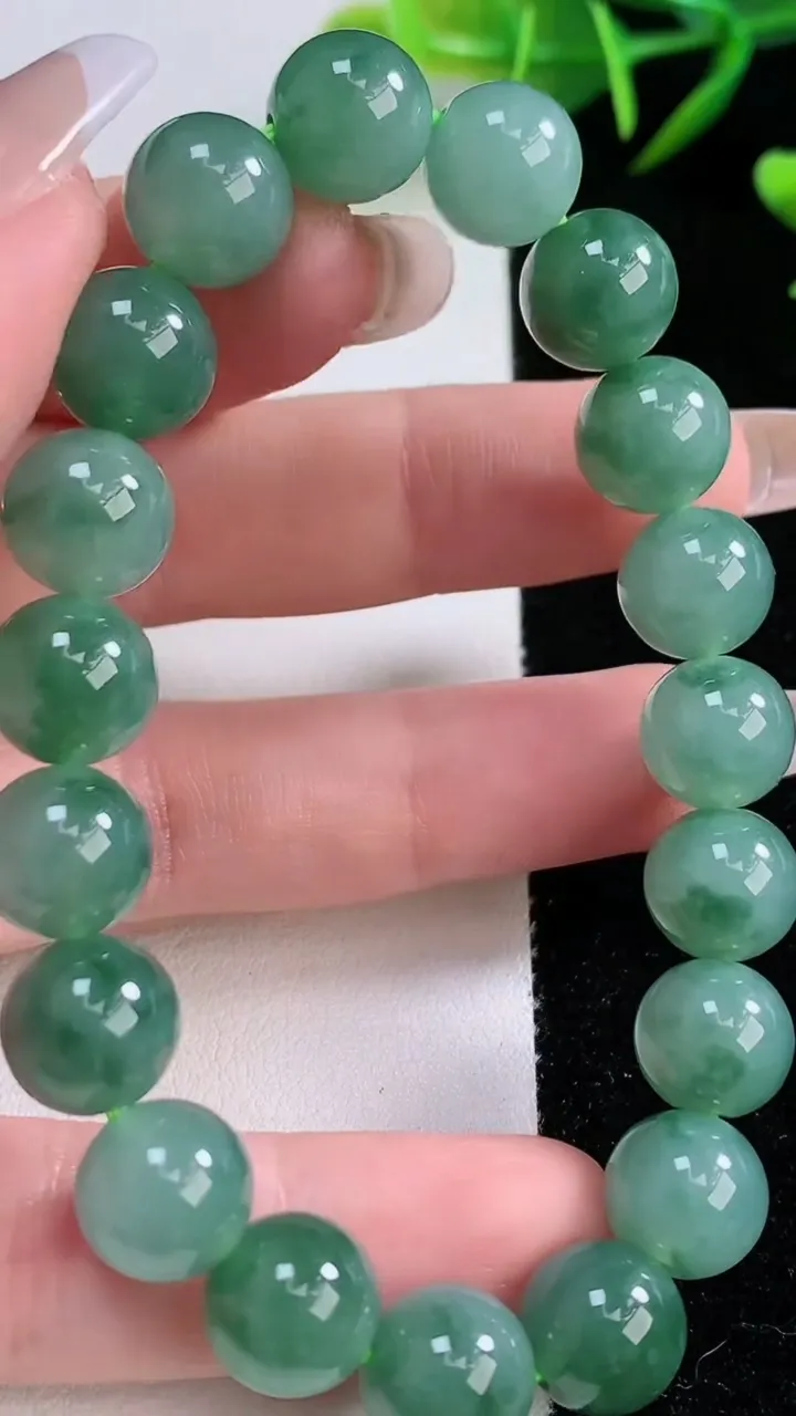天然A货翡翠圆珠手串，尺寸10-19颗，重量:32.26g12月24日
工厂直销收藏佳品,种好水足，