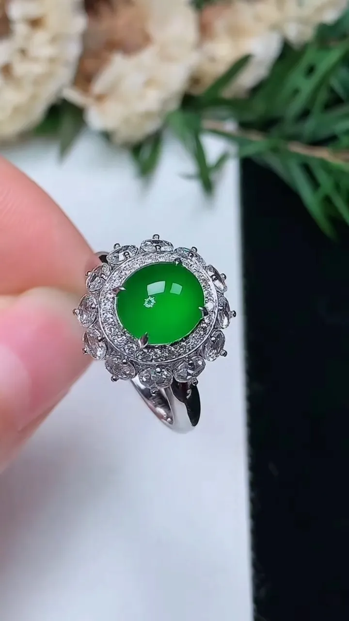 天然A货翡翠蛋面戒指，尺寸17-7.8-7.2，重量:3.95g2025年12月24日
工厂直销收藏佳品,种好水足，色泽均匀，有种有色，上手高大气！