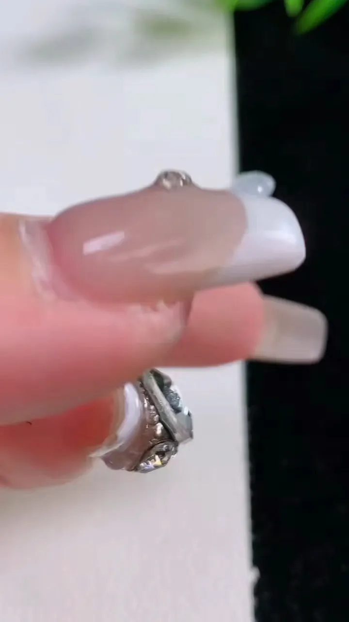 天然A货翡翠飘花复古平安扣吊坠，尺寸40.7-32.3-1，重量:12.21g
12月24日