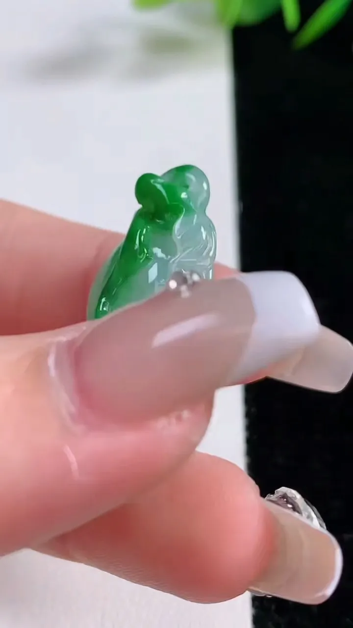 天然A货翡翠葫芦吊坠，尺寸36.5-16.5-13.4，重量:10.93g
12月24日