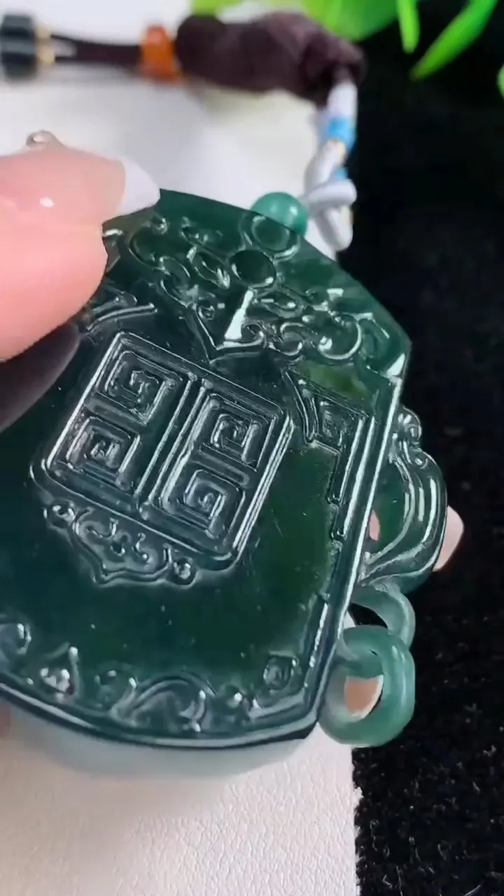 天然A货翡翠蓝水仿古无事牌吊坠，尺寸53-38.5-7.8，重量:56.69g
12月24日