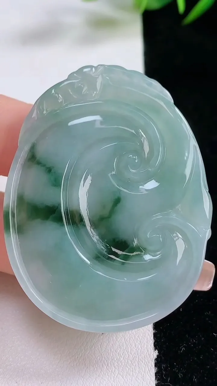 天然A货翡翠飘花如意吊坠，尺寸52-39.4-5.8，重量:22.56g
12月24日