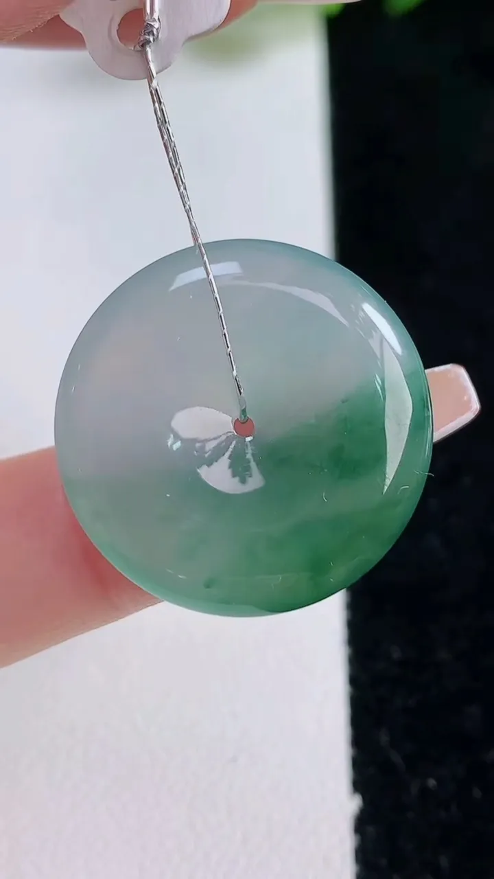 天然A货翡翠冰种飘花平安扣吊坠，尺寸25-5，重量:6.22g
12月24日