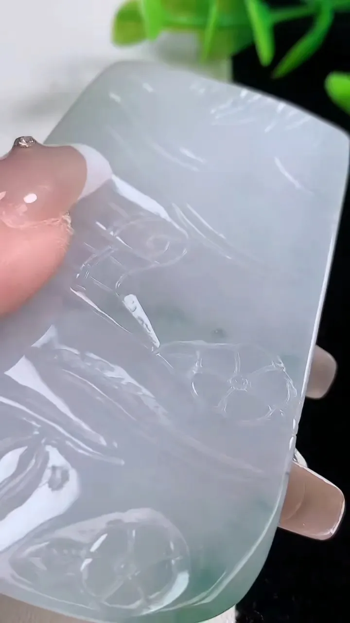 天然A货翡翠飘花文殊菩萨吊坠，尺寸71.6-45.3-6.2，重:49.24g
12月24日