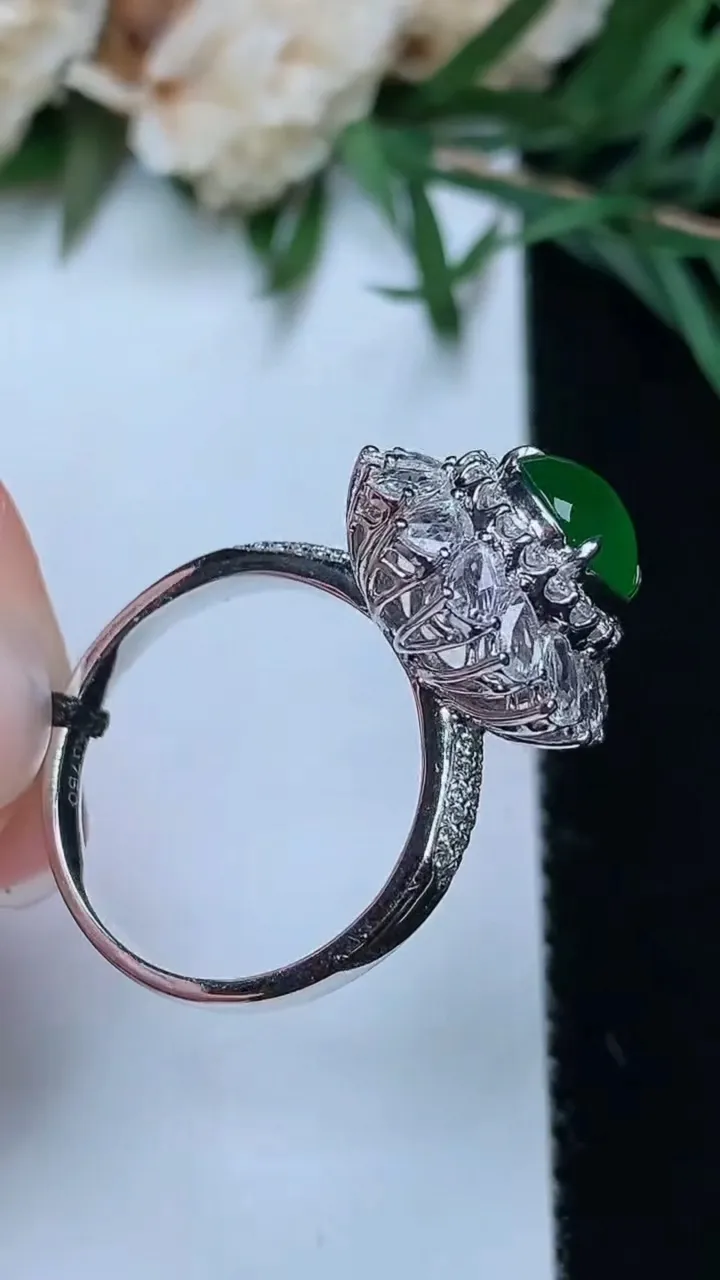 天然A货翡翠蛋面戒指，尺寸17-8-6.9，重量:5.17g2025年12月24日
工厂直销收藏佳品,种好水足，色泽均匀，有种有色，上手高大气！