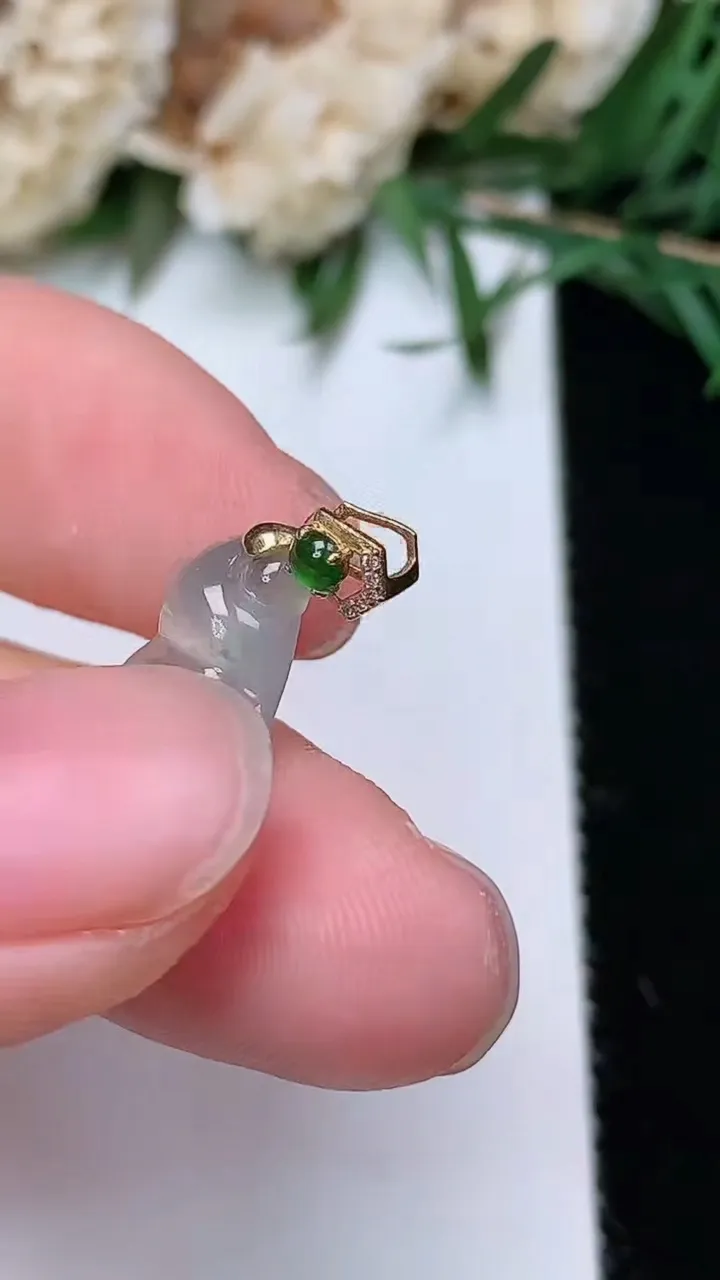 天然A货翡翠白冰福豆吊坠，尺寸17.8-9.5-4.2，重量:1.47g
12月24日