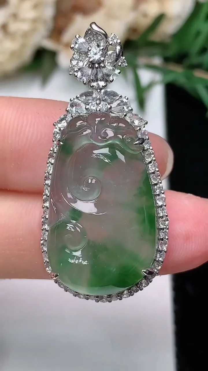 天然A货翡翠如意吊坠，尺寸36.7-17-8.3，裸石24-14.4，重量:5.41g
12月24日