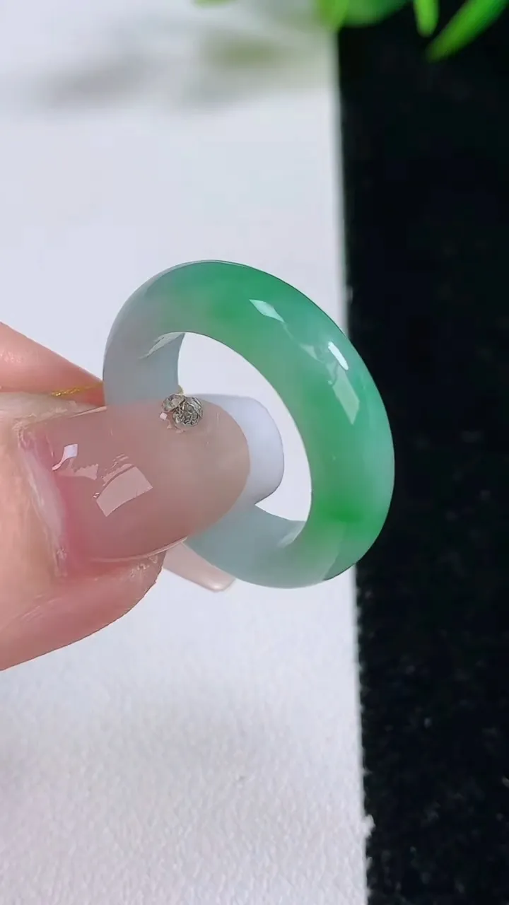 天然A货翡翠指环戒指，尺寸16.8-5.5-3.5，重量:4.18g2025年12月24日
工厂直销收藏佳品,种好水足，色泽均匀，有种有色，上手高大气！