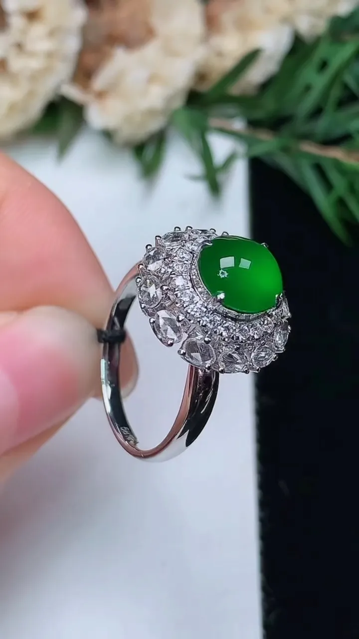 天然A货翡翠蛋面戒指，尺寸16.6-8-7.3，重量:3.54g2025年12月24日
工厂直销收藏佳品,种好水足，色泽均匀，有种有色，上手高大气！