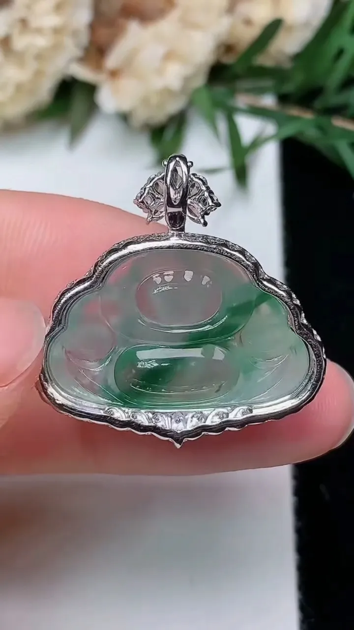 天然A货翡翠佛公吊坠，尺寸25-25.3-8.3，裸石14.7-22.9
12月24日