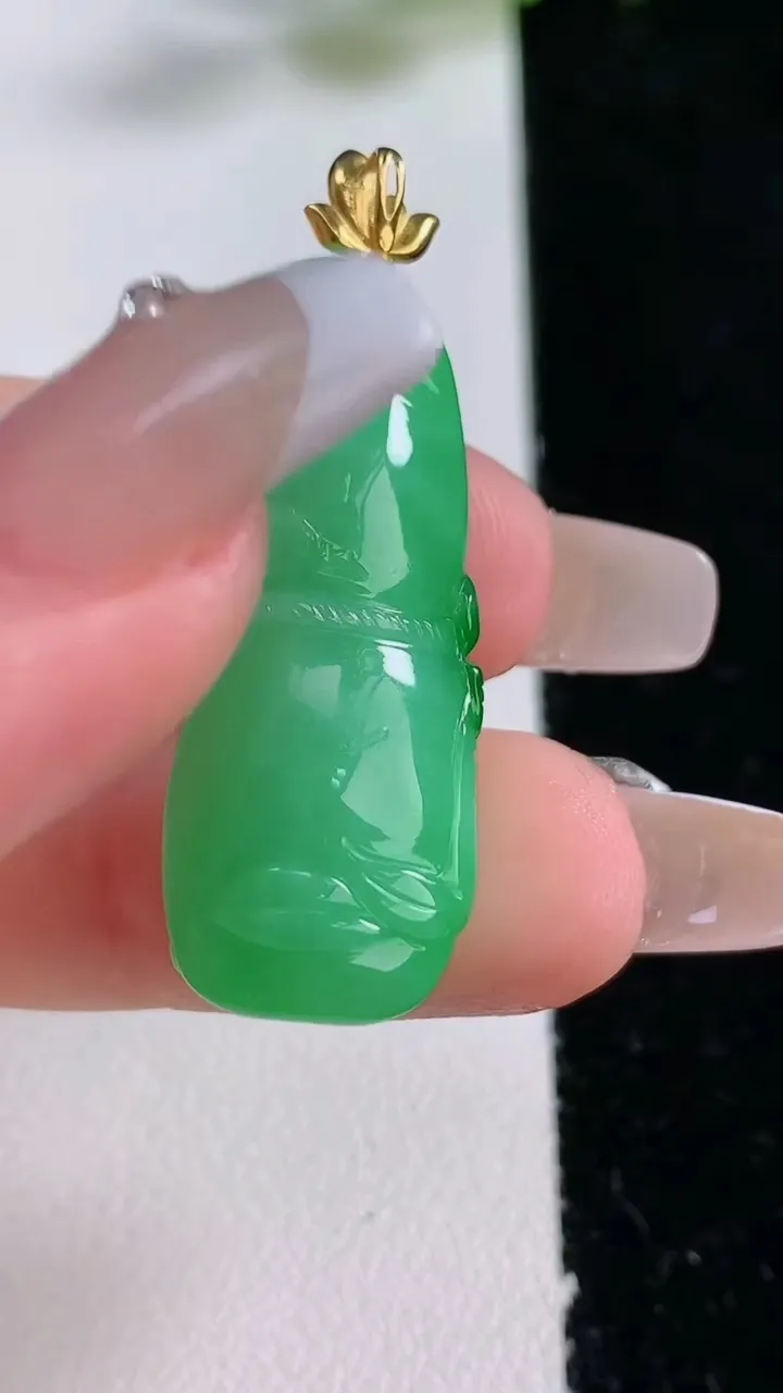 天然A货翡翠葫芦吊坠，尺寸33.4-13.7-9.5，重量:6.44g
12月24日