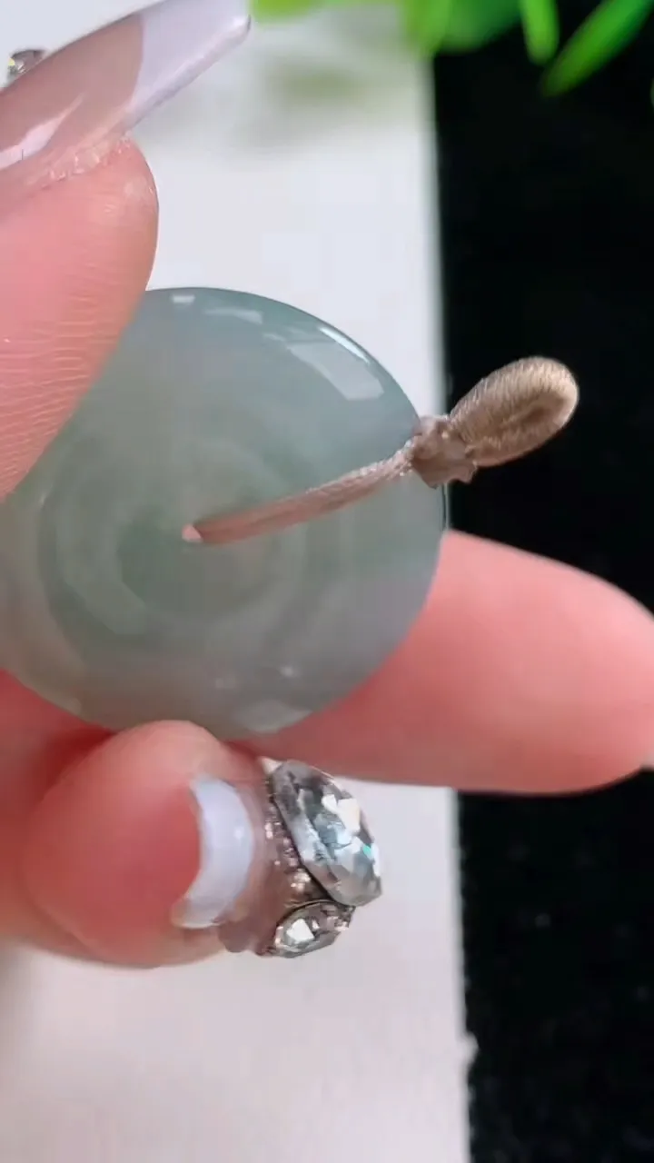 天然A货翡翠平安扣吊坠，尺寸27.2-4.9，重量:7.80g
12月24日