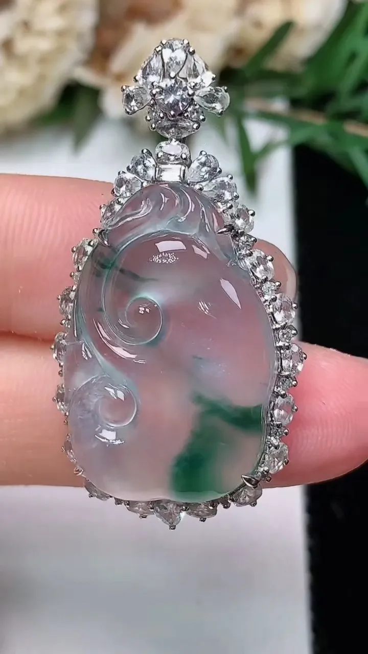 天然A货翡翠飘花如意吊坠，尺寸37.8-20-7.8，裸石24.5-16.3，重量:5.60g
12月24日