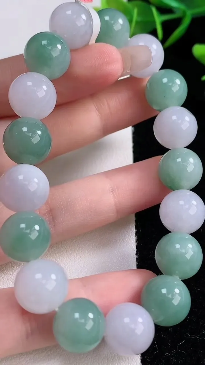 天然A货翡翠圆珠手串，尺寸11.8-17颗，重量:50.84g12月24日
工厂直销收藏佳品,种好水足，色泽均匀，有种有色，上手高大气！