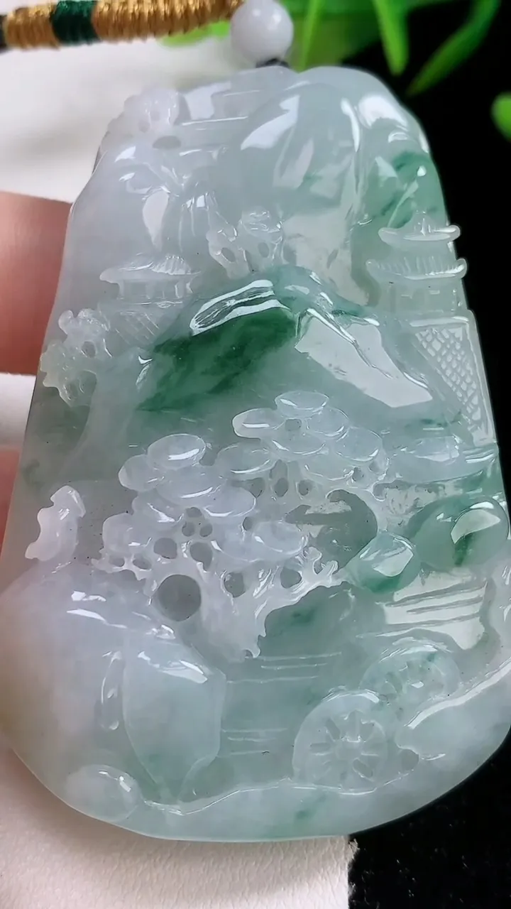 天然A货翡翠牌吊坠，尺寸65.5-44.5-13.5，重:69.49g
12月24日