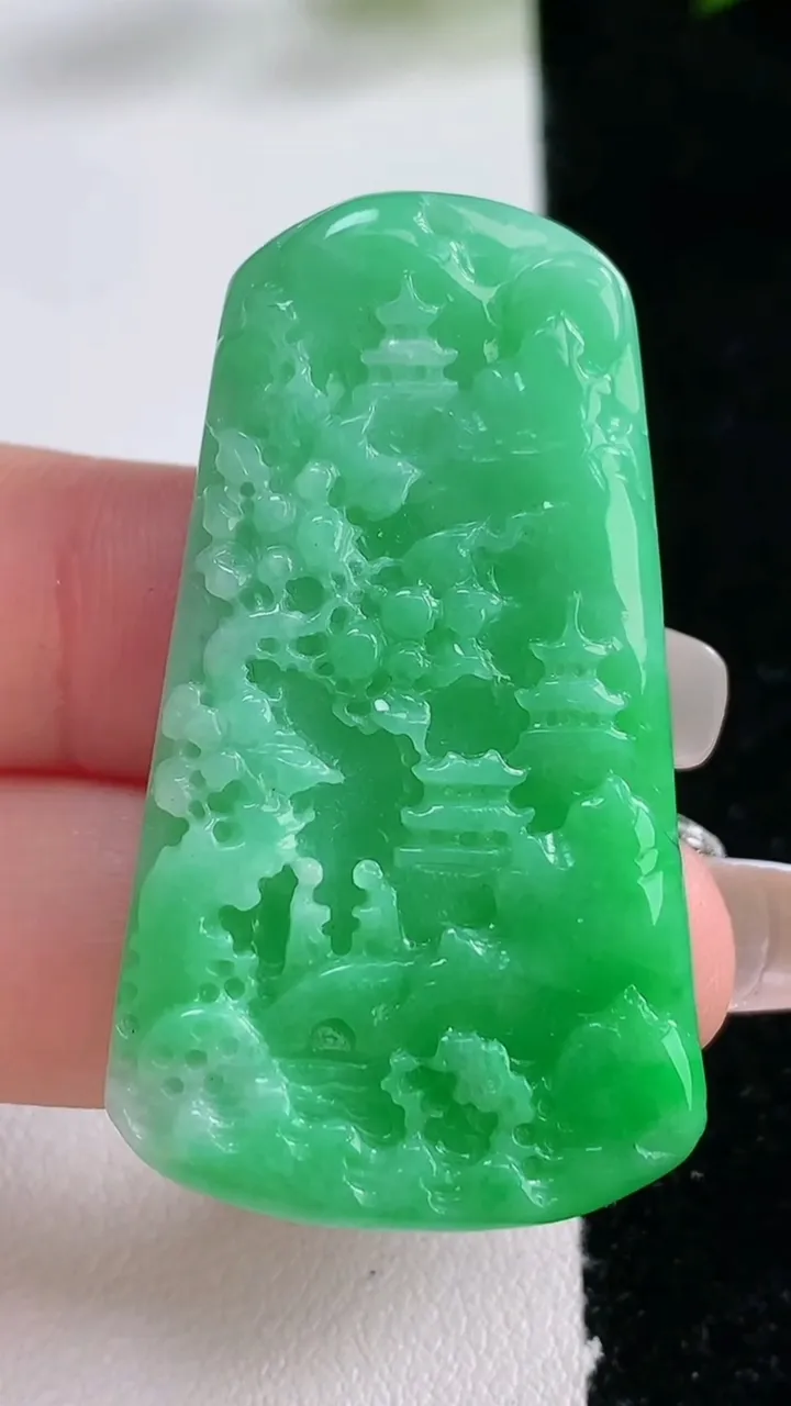 天然A货翡翠山水牌吊坠，尺寸45.4-25.5-6.8，重量:16.12g
12月24日