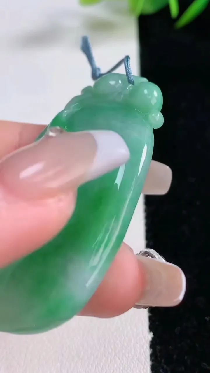 天然A货翡翠如意吊坠，尺寸53-28.7-5，重量:17.48g
12月24日