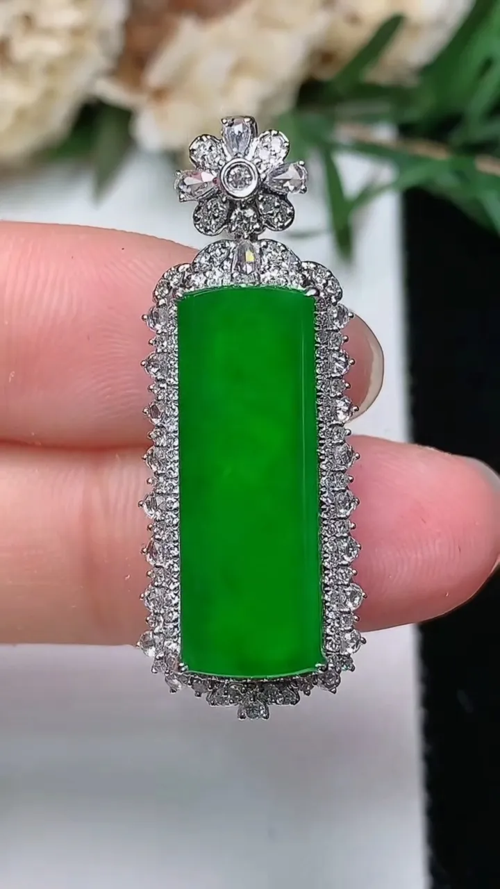 天然A货翡翠无事牌吊坠，尺寸33.9-12.8-9.7，裸石21.3-7.6，重量:4.79g
12月24日