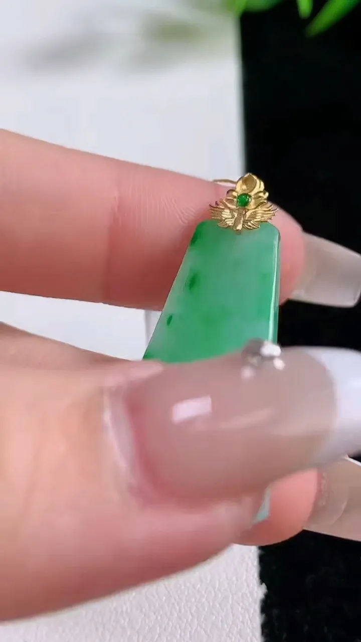 天然A货翡翠无事牌吊坠，尺寸35-15-2.6，重量:3.83g
12月24日