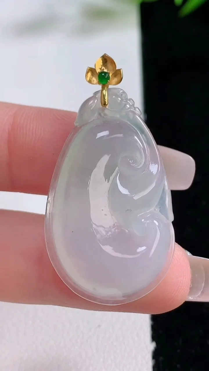 天然A货翡翠如意吊坠，尺寸33.4-20.6-5.4，重量:6.20g
12月24日