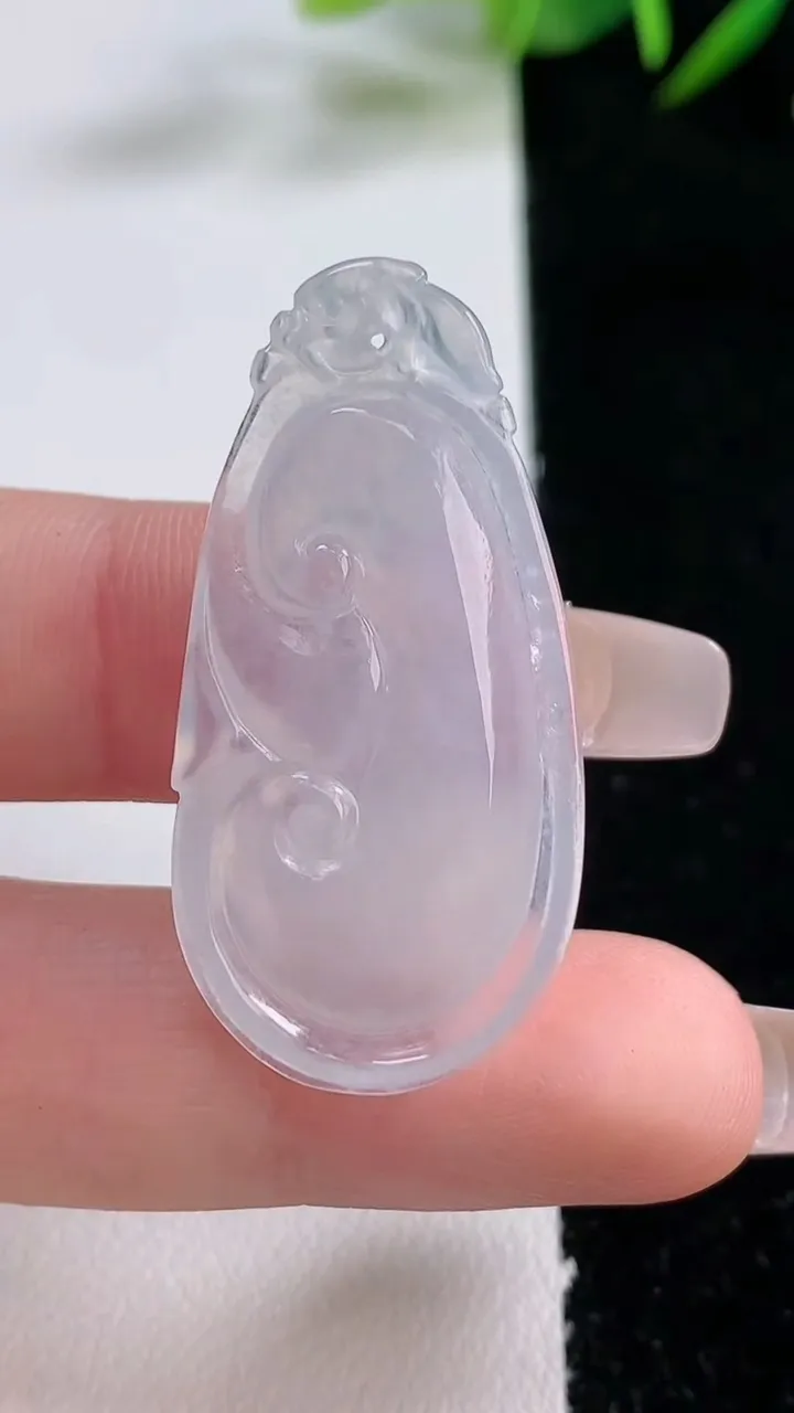 天然A货翡翠如意吊坠，尺寸38.5-19-5，重量:5.64g
12月24日